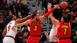 Pebasket Atlanta Hawks, Marco Belinelli, berebut bola dengan pebasket Cleveland Cavaliers, Channing Frye, pada laga NBA di Philips Arena, Atlanta, Kamis (30/11/2017). Hawks kalah 114-121 dari Cavaliers. (AP/Kevin C. Cox)