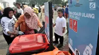 Relawan memilah sampah yang bisa didaur ulang saat Gerakan Indonesia Bersih di area Car Free Day, Bundaran HI, Jakarta, Minggu (28/4/2019). Pemerintah meluncurkan aksi peduli sampah lewat 'Gerakan Indonesia Bersih' dengan menerapkan sistem 3R (reduce, reuse, recycle). (merdeka.com/Iqbal S. Nugroho)