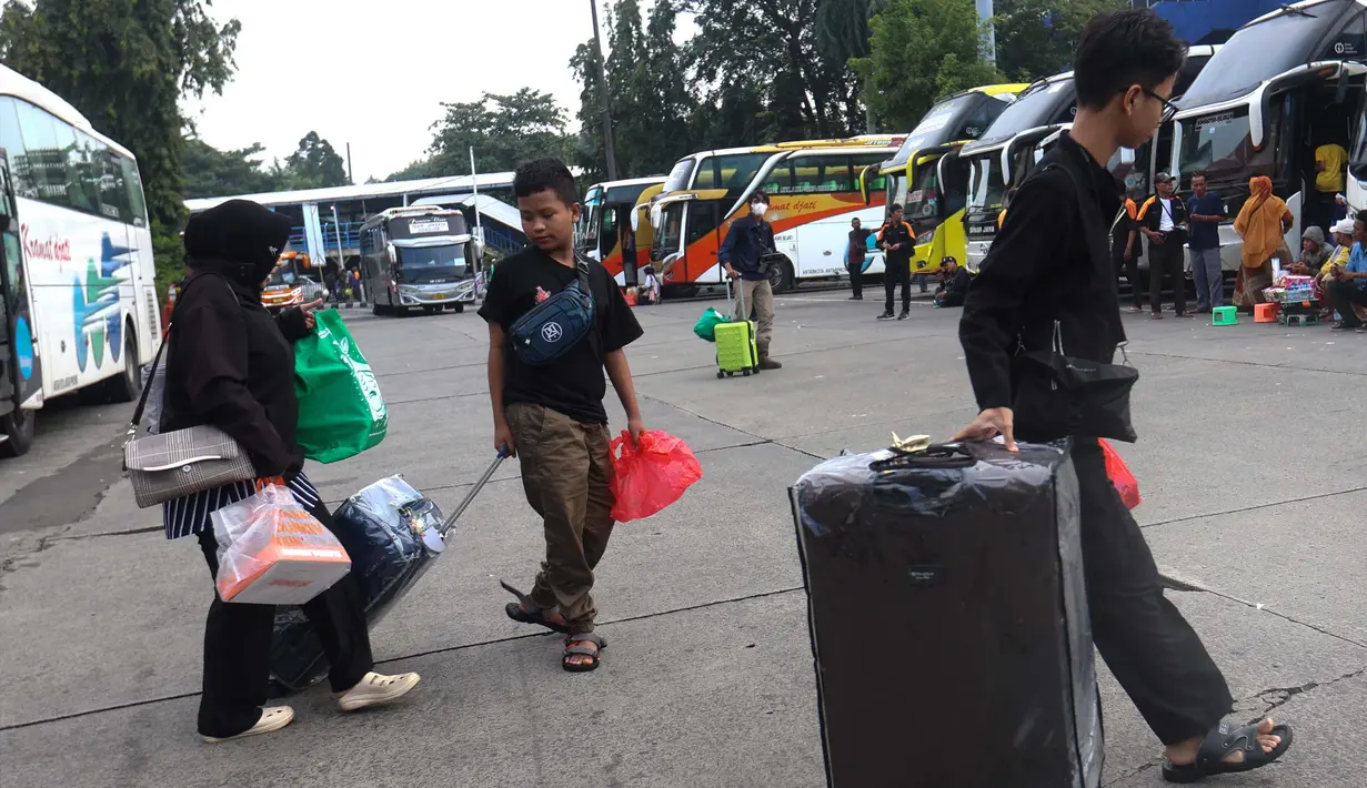 Penumpang bus Antar Kota Antar Provinsi (AKAP) saat tiba di Terminal Kampung Rambutan, Jakarta Timur, Rabu (25/3/2026). (Kapanlagi.com/Budy Santoso)