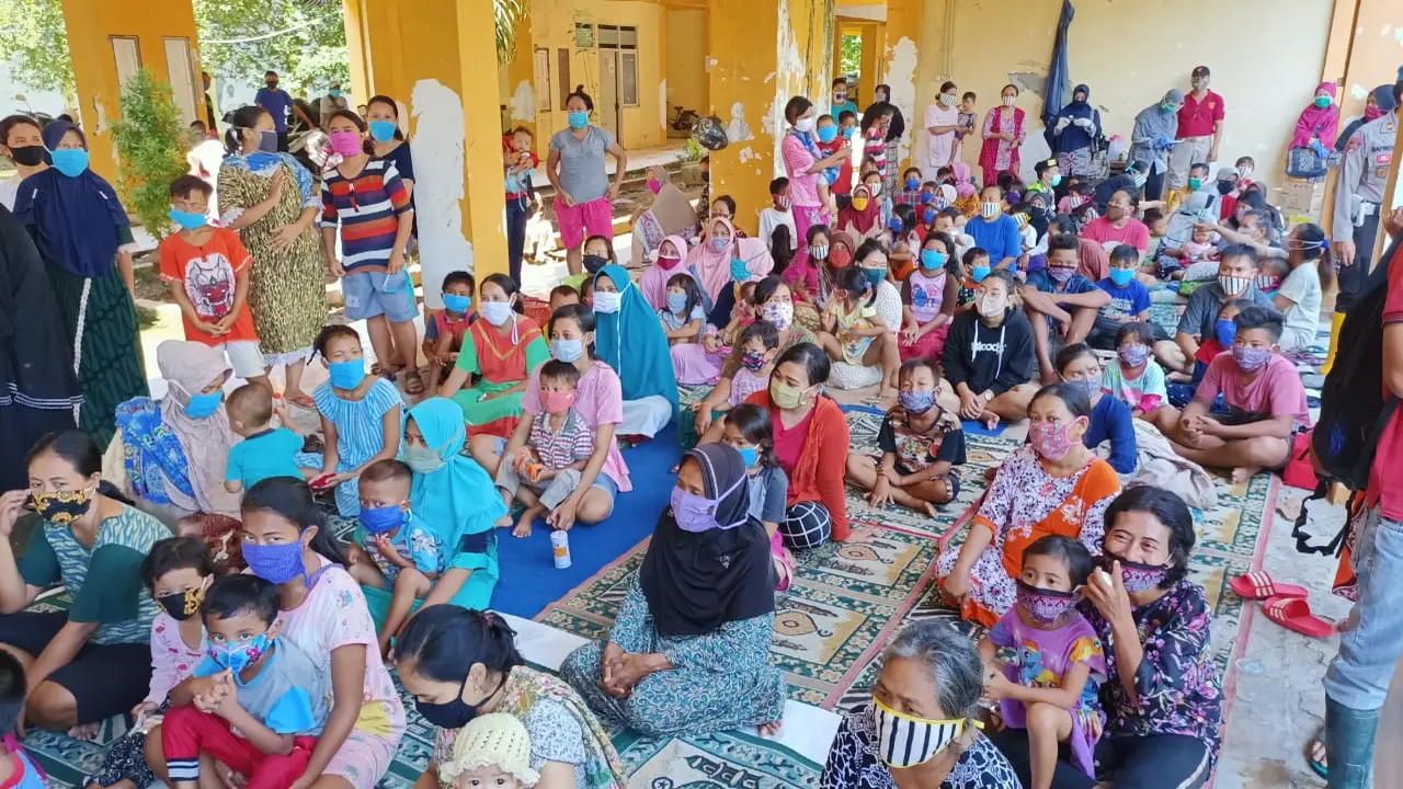 Pengungsi banjir rob Pekalongan, Jawa Tengah. (Foto: Liputan6.com/Felek Wahyu)