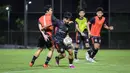 Sejumlah pemain Persija Jakarta melakukan latihan menjelang laga terakhir BRI Liga 1 2022/2023 melawan PSS Sleman di lapangan latih Jakarta International Stadium (JIS), Jakarta, Rabu (12/04/2023) malam WIB. Macan Kemayoran akan melakoni laga pamungkas mereka musim ini di Stadion Utama Gelora Bung Karno (SUGBK) pada Sabtu (15/04/2023). (Bola.com/Bagaskara Lazuardi)