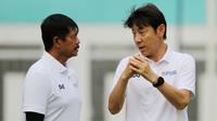 Manajer pelatih Timnas Indonesia, Shin Tae-yong, didampingi Indra Sjafri, saat sesi latihan di Stadion Wibawa Mukti, Cikarang, Senin (13/1/2020). Sebanyak 51 pemain mengikuti seleksi untuk memperkuat skuat utama Timnas Indonesia U-19. (Bola.com/M Iqbal Ic