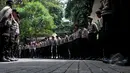 Sejumlah personel kepolisian tampak membuat barisan panjang mulai dari pintu gerbang hingga lobi PTUN Jakarta, Senin (18/5/2015). Hari ini, PTUN menggelar sidang pembacaan putusan terkait sengketa kepengurusan Partai Golkar. (Liputan6.com/Johan Tallo) 