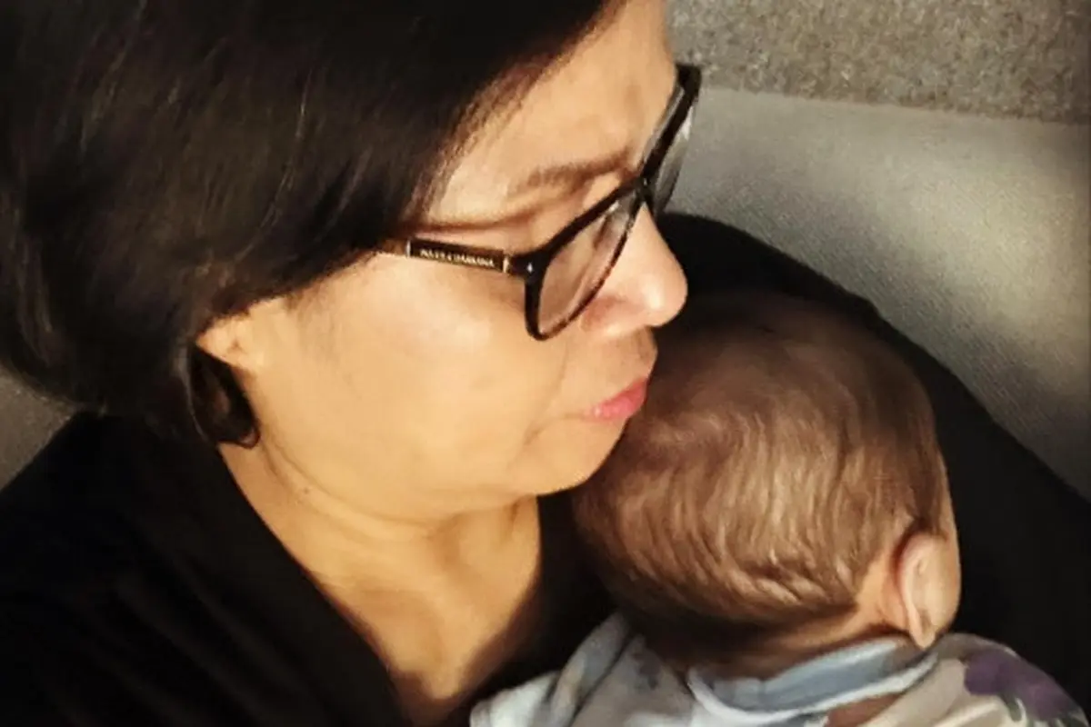 Momen Sri Mulyani Peluk Hangat Cucu Saat Tertidur Pulas: Sekeping Kebahagiaan