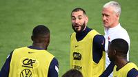Didier Deschamps menegaskan bahwa kembalinya Karim Benzema ke timnas Prancis tak perlu dirayakan. Ia menegaskan status Benzema sama dengan pemain lain. (Foto: AFP/Franck Fife)