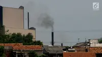 Cerobong pabrik mengeluarkan asap hitam, Jakarta, Kamis (4/7/2019). Organisasi lingkungan Greenpeace menyatakan kualitas udara Jakarta saat ini terpantau sangat tidak sehat dengan angka 165 AQI atau Indeks Kualitas Udara. (merdeka.com/Imam Buhori)