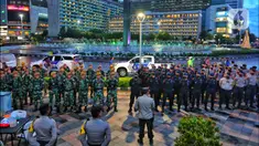Personel gabungan TNI-Polri saat apel persiapan pengamanan perayaan malam Tahun Baru 2023 di Bundaran HI, Jakarta, Sabtu (31/12/2022). Tim gabungan TNI-Polri merapatkan barisan untuk berkoordinasi menjaga acara puncak malam tahun baruan di Bundaran HI. (Liputan6.com/Angga Yuniar)