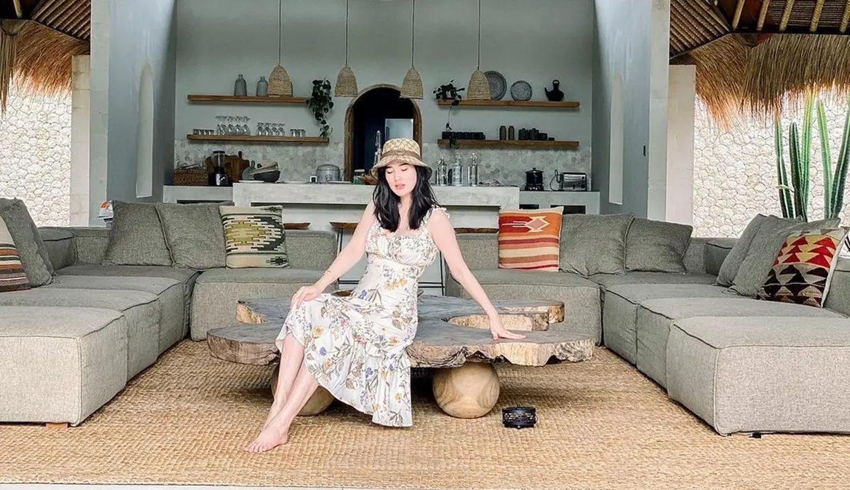 Saat berlibur, Stevie lebih sering menggunakan busana santai serta simple dress. Aksesoris topi yang digunakan pun membuat penampilannya terlihat semakin menawan. (Liputan6.com/IG/@steviagnecya)