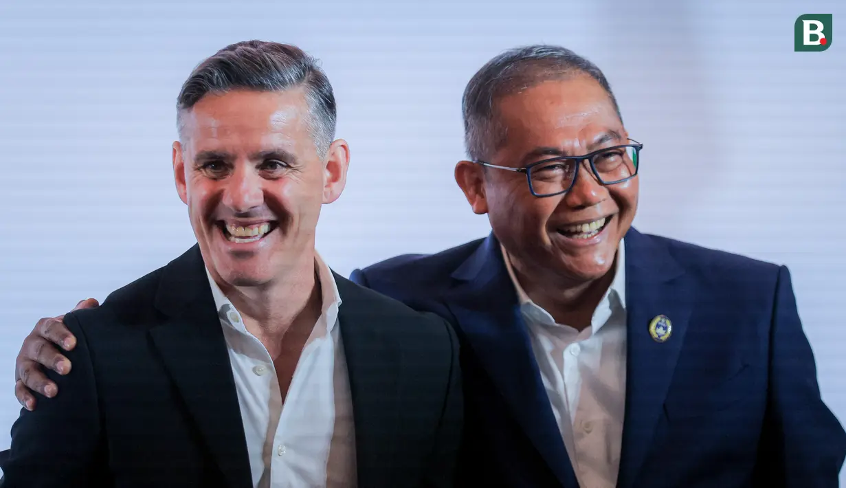 Pelatih Timnas Indonesia, John Herdman, bersama Ketua Badan Tim Nasional (BTN) Sumardji tampak akrab saat acara perkenalan pelatih baru Timnas Indonesia di Hotel Mulia Senayan, Jakarta, Selasa pagi (13/1/2026). (Bola.com/Bagaskara Lazuardi)