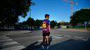 Seorang bocah saat menunggu Lionel Messi di lokasi latihan Barcelona, Senin (31/8/2020). Messi secara mengejutkan tidak datang untuk mengikuti tes swab Covid-19 yang dijadwalkan Barcelona. (AFP/Pau Barrena)