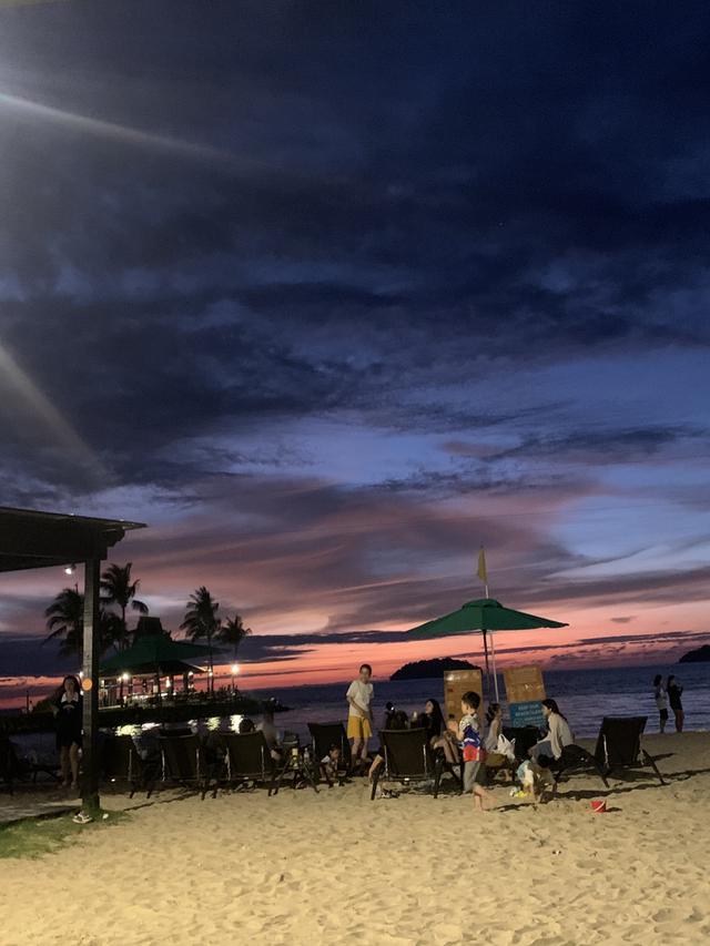 Tiga destinasi wisata unik di sekitar Kota Kinabalu yang dikenal luas sebagai Malaysian Borneo, yaitu Jembatan Tamparuli, Jembatan Kaca Tamparuli, dan Sunset di Tepi Pantai, Shangri-La Resort, Tanjung Aru, Kota Kinabalu. (Tasha/Liputan6.com)