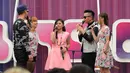 Pemenang keempat ajang Music Vidio Contest, Alif Ekacahya (tengah) saat memperkenalkan diri di atas panggung inBox SCTV di Cibinong, Bogor, Selasa (27/1/2015). (Liputan6.com/Helmi Fithriansyah) 