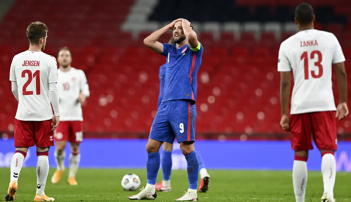 Pemain Inggris Harry Kane bereaksi usai menghadapi Denmark pada pertandingan UEFA Nations League di Stadion Wembley, London, Inggris, Rabu (14/10/2020). Denmark menang 1-0. (Daniel Leal-Olivas/Pool via AP)