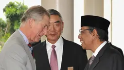 Pangeran Charles (kiri) berjabat tangan dengan KH Hasyim Muzadi di Jakarta pada tanggal 3 November 2008. KH Hasyim Muzad mengembuskan napas terakhirnya di Malang, Jawa Timur. (AFP Photo/Bay Ismoyo)