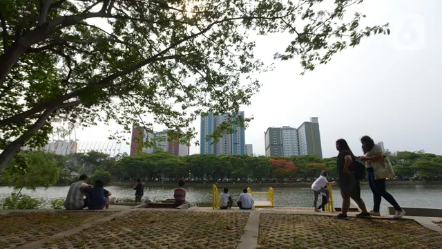 Menikmati Suasana Hutan Kota Kemayoran