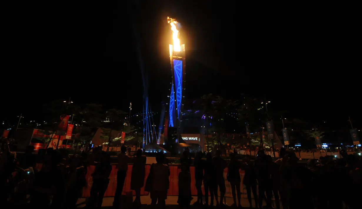 Nyala api dari kaldron menandai pembukaan Sea Games 2015 di National Stadium Singapura, Jumat (5/6/2015). Sea Games 2015 berlangsung pada 5-16 Juni dan melombakan 36 cabang olahraga. (Liputan6.com/Helmi Fithriansyah)