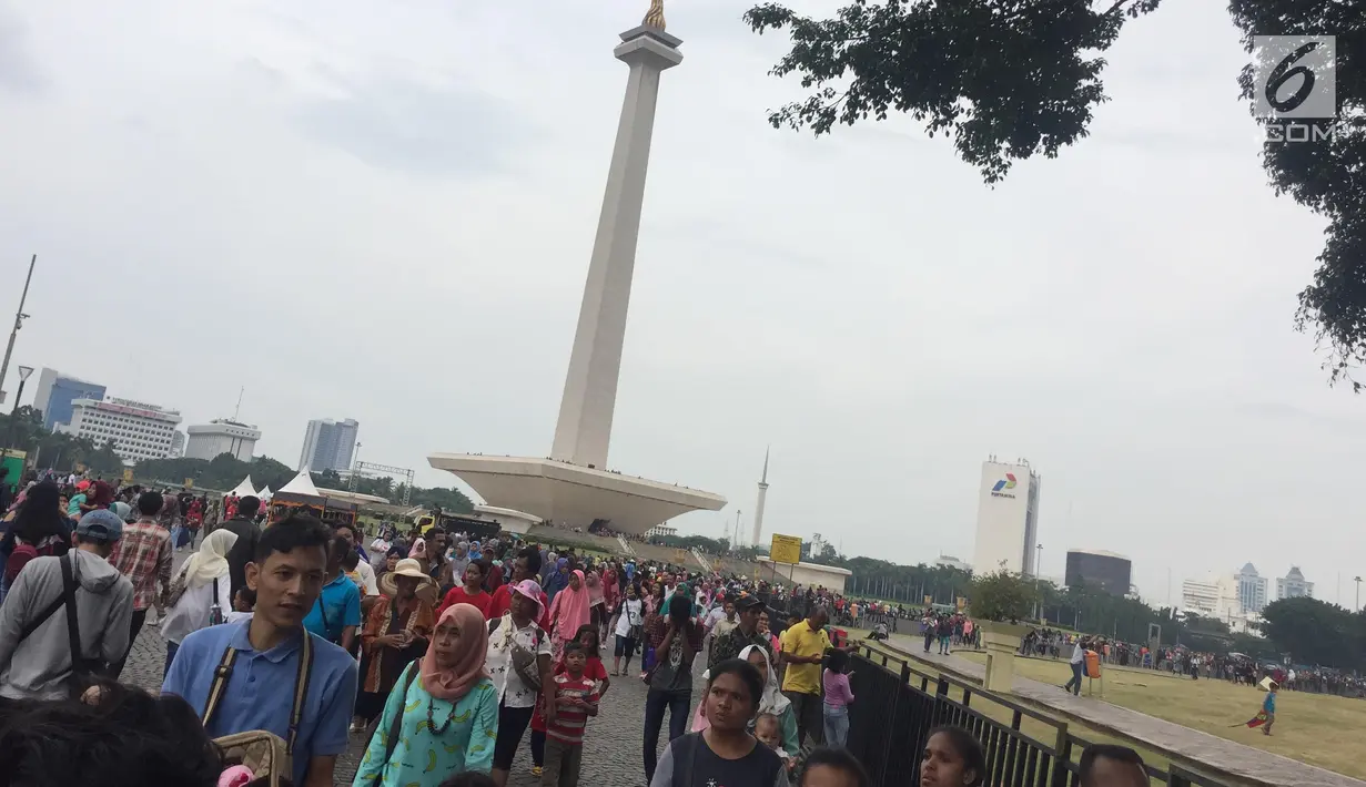 Pengunjung memadati kawasan Silang Monumen Nasional (Monas), Jakarta, Sabtu (30/12). Monas adalah salah satu tempat wisata alternatif bagi warga Jakarta dan sekitarnya. (Liputan6.com/Immanuel Antonius)