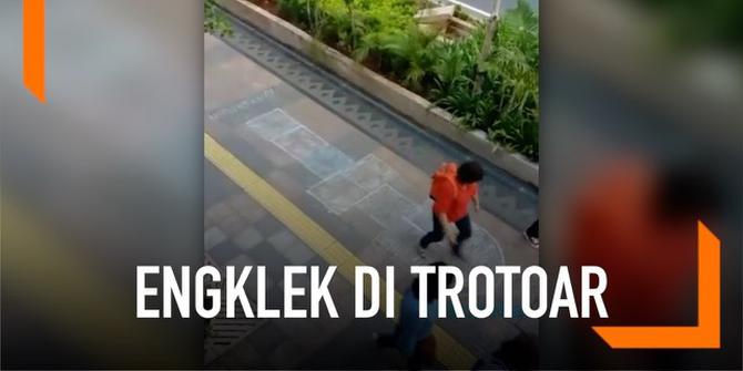 VIDEO: Pejalan Kaki Ramai Bermain Engklek di Sudirman, Kok Bisa?