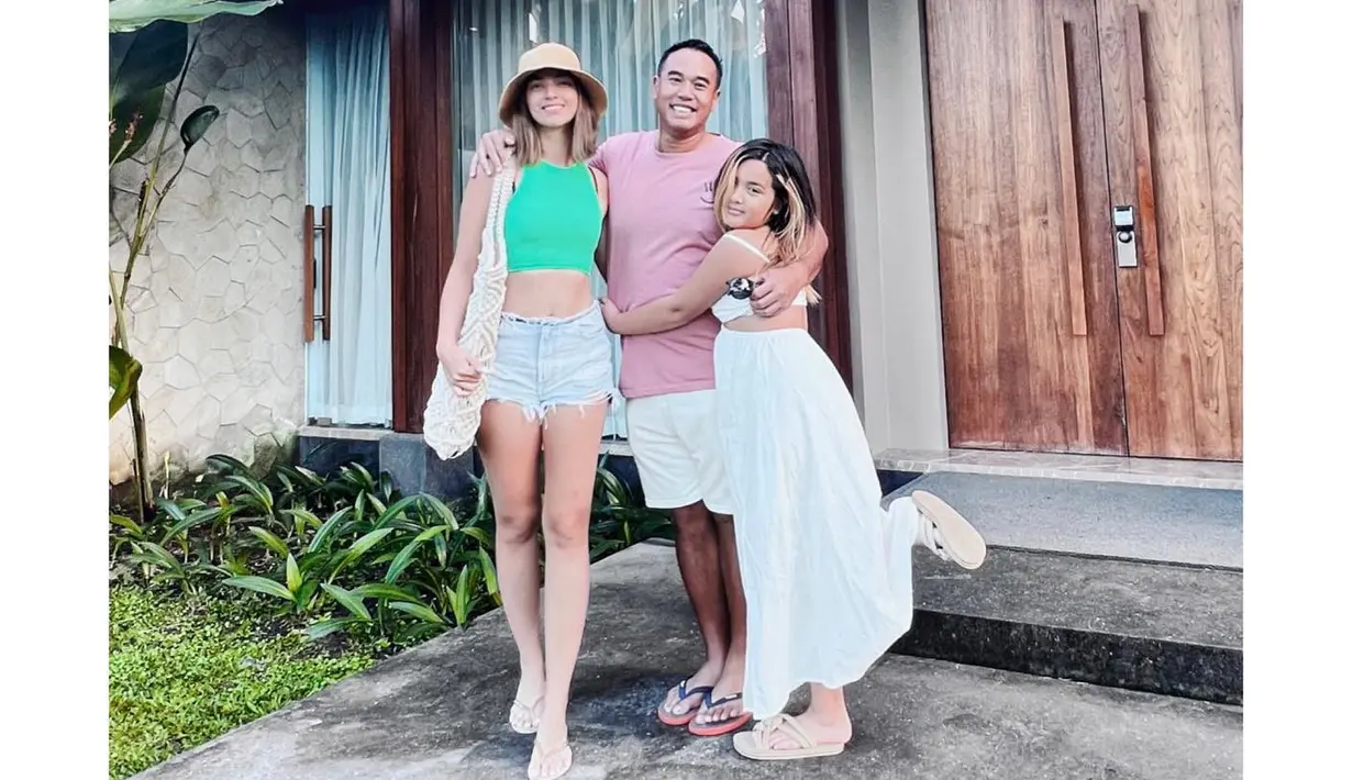 <p>Menikmati liburan dengan kemewahan, bisa diseimbangkan dengan pilihan outfit simple namun tetap chic. Seperti Nia yang memilih crop top warna bold dengan short denim untuk menikmati luxury treats di Maya Ubud Resort &amp; Spa, Bali. (Foto: Instagram @ramadhaniabakrie)</p>