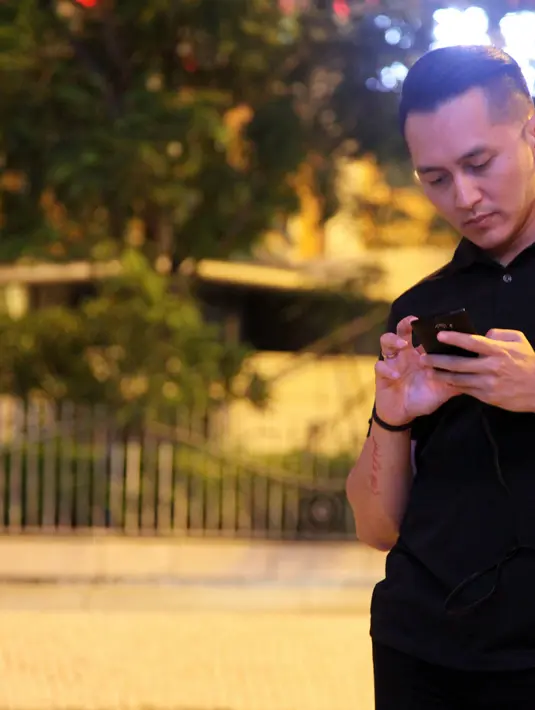 Berjauhan dari sang istri selama lima hari tentunya menimbulkan rasa rindu. Di hari ketiganya di Macau, Demian Aditya menghubungi sang istri, Sara Wijayanto via 'video call' untuk mengobati kerinduan yang ada. (Aldivano/Bintang.com)