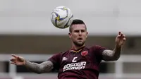 Bek PSM Makassar, Aaron Evans, mengontrol bola saat melawan Lao Toyota FC pada laga Piala AFC 2019 di Stadion Pakansari, Bogor, Rabu (13/3). PSM menang 7-3 atas Lao. (Bola.com/M. Iqbal Ichsan)