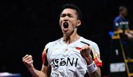 Pebulu tangkis tunggal putra Indonesia, Jonathan Christie mampu mengunci kemenangan atas Li Shi Feng dengan skor 21-16, 15-21, 21-17. (AFP/Wang Zhao)