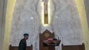 Seorang anggota polisi antiteror memeriksa keamanan di sebuah gereja jelang malam Natal di Medan, Sumatera Utara, Sabtu (24/12/2022). Pengamanan dilakukan di sejumlah gereja di berbagai wilayah guna menciptakan rasa aman dan khidmat bagi warga yang akan melangsungkan ibadah malam Natal. (ARIANDI/AFP)