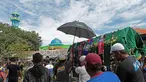 Jenazah almarhum, Achmad Kurniawan saat akan dishalatkan di Masjid Al Jadid Cijantung, (11/1/2017). (Bola.com/Nicklas Hanoatubun)