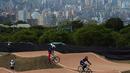 Para atlet berlatih di lintasan Antonio Roldan Betancur di Medellin, Kolombia, jelang Kejuaraan Dunia BMX 2016 yang akan berlangsung 25-29 Mei 2016. (AFP/Raul Arboleda)