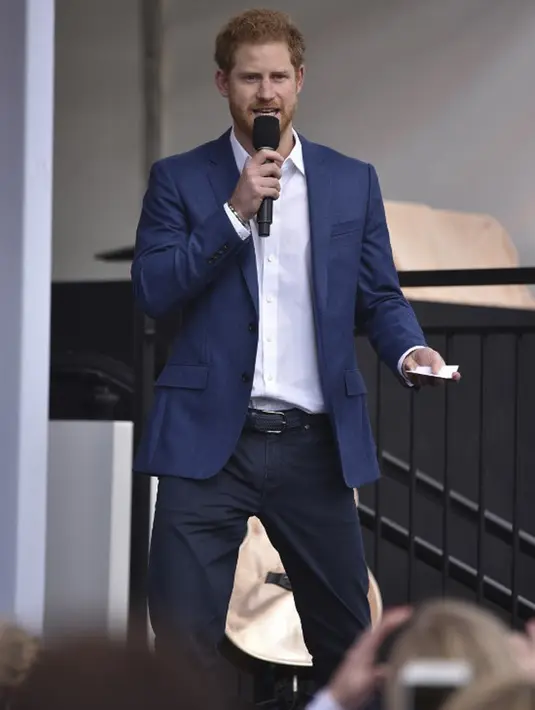 Pangeran harry di kunjungannyaitu juga mengonsumsi seporsi bubur dan makanan lain yang sudah siap saji alam mangkuk dan pring. Juga ada aneka minuman segar yang disajikan untuk berbuka. (AFP/Bintang.com)