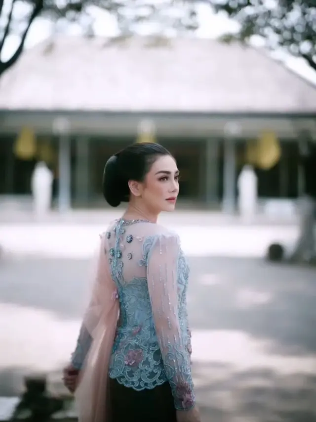 Inspirasi Kebaya Elegan ala Celine Evangelista (Instagram/@celine_evangelista)