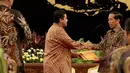Ketua Bawaslu Muhammad (kiri), memberikan berkas kepada Presiden Joko Widodo saat menghadiri pertemuan dengan jajaran pimpinan Bawaslu se-Indonesia di Istana Negara, Komplek Istana Kepresidenan, Jakarta, Selasa (24/2/2015). (Liputan6.com/Faizal Fanani)