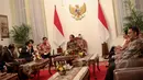 Presiden Joko Widodo menerima rombongan Parlemen Jepang di Istana Merdeka, Jakarta, Senin (4/5/2015). Pertemuan tersebut untuk meningkatan hubungan antara Jepang dan Indonesia terutama bidang bisnis, ekonomi dan pertanian. (Liputan6.com/Faizal Fanani)