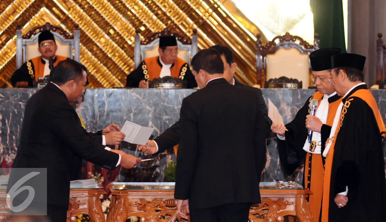Petugas dan Hakim Agung mengecek keabsahan surat suara pada sidang paripurna pemilihan Ketua Mahkamah Agung 2017-2022 di Jakarta, Selasa (14/2). Hatta Ali kembali memimpin MA setelah dipilih 38 dari 47 Hakim Agung. (Liputan6.com/Helmi Fithriansyah)