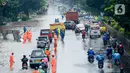 Kondisi lalu lintas di kawasan Cawang-Uki, Jalan DI Panjaitan, Jakarta, Selasa (25/2/2020). Hujan yang mengguyur Jakarta sejak dini hari tadi membuat kawasan tersebut terendam banjir sekitar satu meter. (merdeka.com/Imam Buhori)