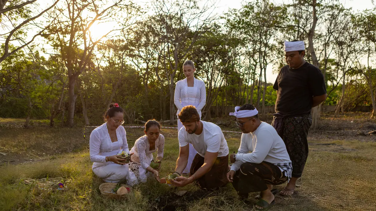 ‘Ngeruak’, upacara tradisional Bali sebelum memulai pembangunan, sebagai ungkapan syukur kepada tanah dan permohonan izin untuk mengubah fungsinya. (Dok Nuanu Creative City)