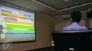 Salah satu staff menampilkan bagan persiapan Satlak Prima jelang Olimpiade Rio de Janeiro 2016 di PP ITKON, Jakarta, Rabu (2/12/2015). Rapat bersama perwakilan Kemenpora, KOI dan Chief de Mission. (Liputan6.com/Helmi Fithriansyah)