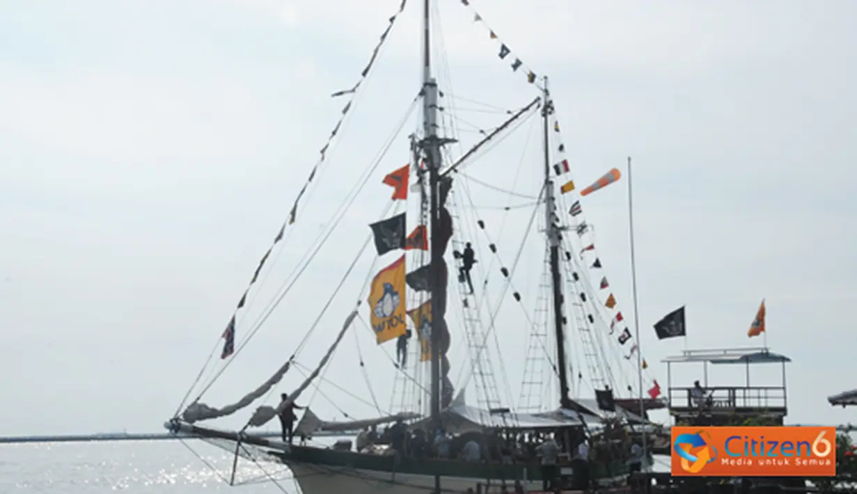 Citizen6, Carita: Kapal layar Norwegia VEGA berusia 120 tahun telah merapat di dermaga Pantai Mutiara sejak, Senin 
(30/4) untuk mengisikapal dengan bantuan makanan, obat-obatan dan materi pelajaran dari berbagai perusahaan. (Pengirim: Efrimal Bahri)