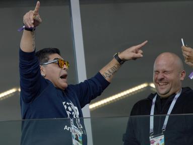 Legenda sepakbola Argentina, Diego Maradona merayakan gol Sergio Aguero saat melawan Islandia pada laga grup D Piala Dunia 2018 di Spartak Stadium, Moskow (16/6/2018). Argentina hanya bermain imbang 1-1. (AFP/Juan Mabromata)
