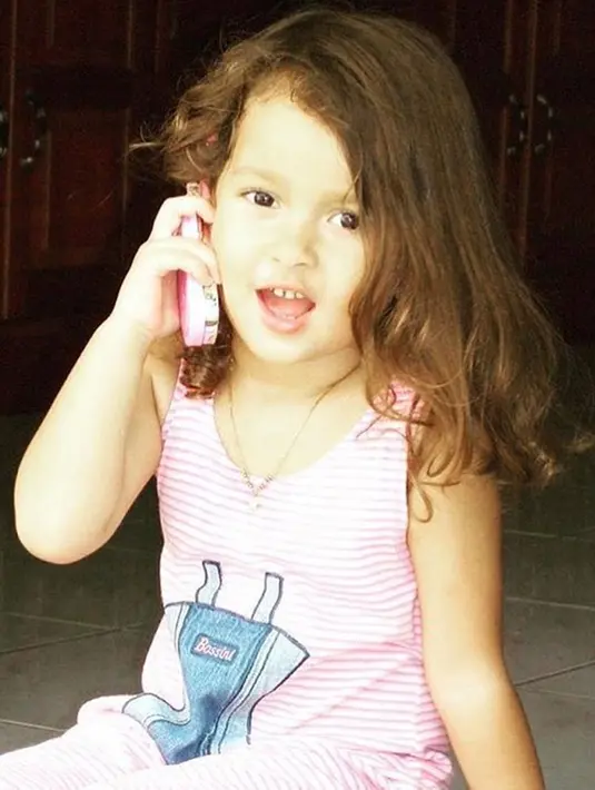 Darah Australia yang mengalir dalam tubuh Rebecca, membuat parasnya seperti bule. Paras bulenya ini berhasil bikin Rebecca Klopper kecil kian menggemaskan. Tak heran foto lawas Becca pun banjir like dan komentar dari warganet. (Liputan6.com/IG/rkloperr__)