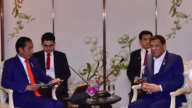 Presiden Jokowi saat bertemu Presiden Filipina Rodrigo R Duterte di Hotel Athenee Thailand, Sabtu 22 Juni 2019 malam. (Biro Pers Istana)