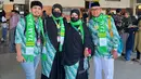 Dalam unggahan di akun Instagram, Evi Masamba bersama keluarga terlihat menggunakan seragam yang sama. Penampilan wanita 31 tahun ini pun berhasil mencuri perhatian netizen. (Liputan6.com/IG/@evi_masamba_real)