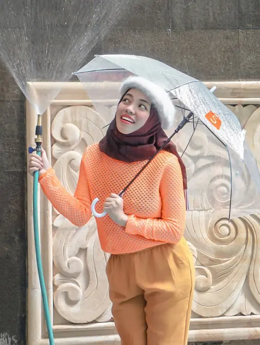 Simpel dengan knit oranye serta hijab coklat tua, OOTD Sohwa pakai baret putih ini bisa jadi inspirasi para remaja agar makin kekinian. (Liputan6.com/IG/@sohwahalilintar)