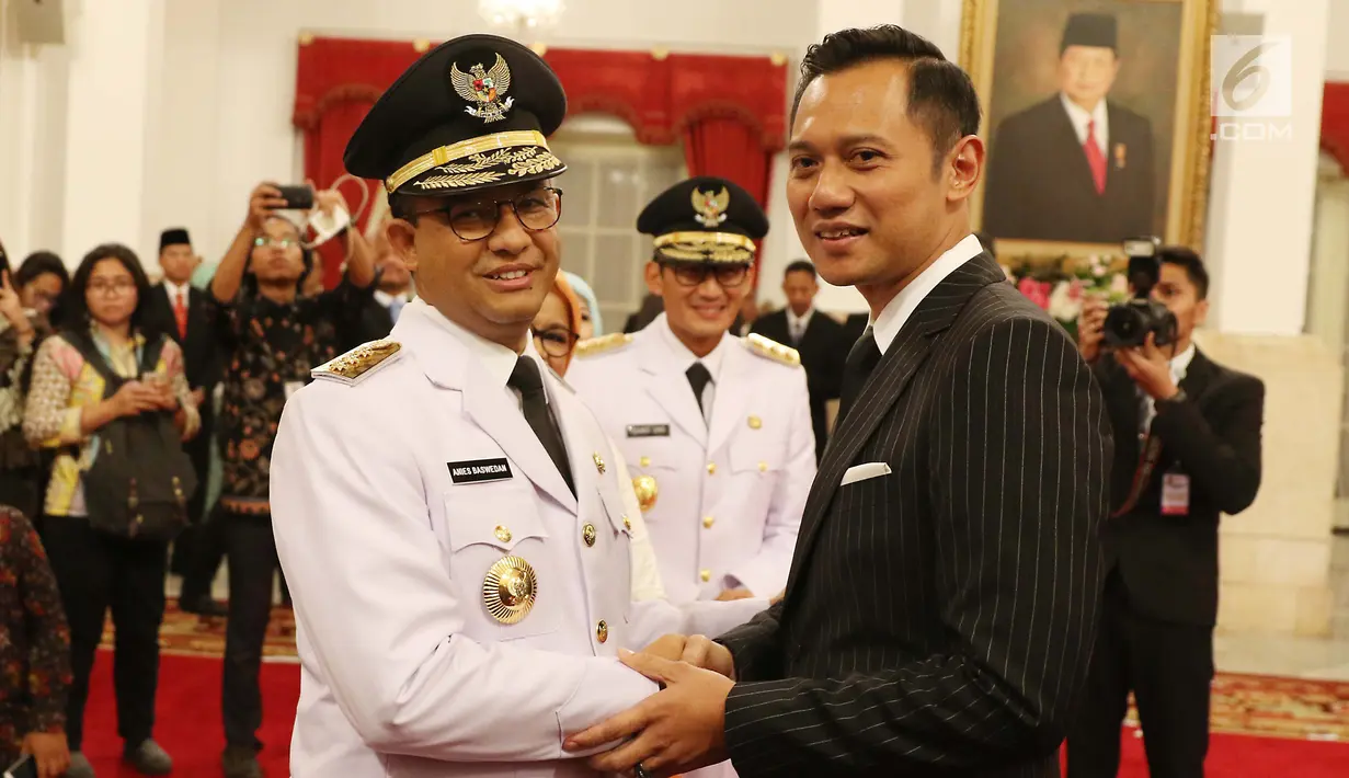 Agus Harimurti Yudhoyono  memberi ucapan selamat kepada Anies Baswedan usai pelantikan Gubernur dan Wakil Gubernur DKI untuk periode 2017-2022 di Istana Negara, Jakarta, Senin (16/10). (Liputan6.com/Angga Yuniar)