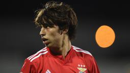 Joao Felix yang masih berusia 19 tahun ini kerap disebut sebagai suksesor dari Cristiano Ronaldo di Timnas Portugal. (Photo by MIGUEL RIOPA / AFP)