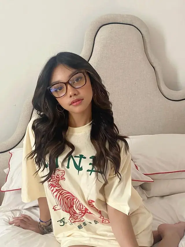 Main di Web Series, 6 Potret Naura Ayu saat Pakai Kacamata yang Curi Perhatian