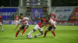 Penyerang sayap Bali United, Privat Mbarga. (Bola.com/Maheswara Putra)