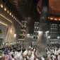 Jemaah saat menunaikan salat tarawih malam pertama Ramadan 1439 H di Masjid Istiqlal, Jakarta, Rabu (16/5). Tarawih malam pertama Ramadan 1439 H di Masjid Istiqlal dihadiri oleh ribuan jemaah. (Merdeka.com/Iqbal Nugroho)