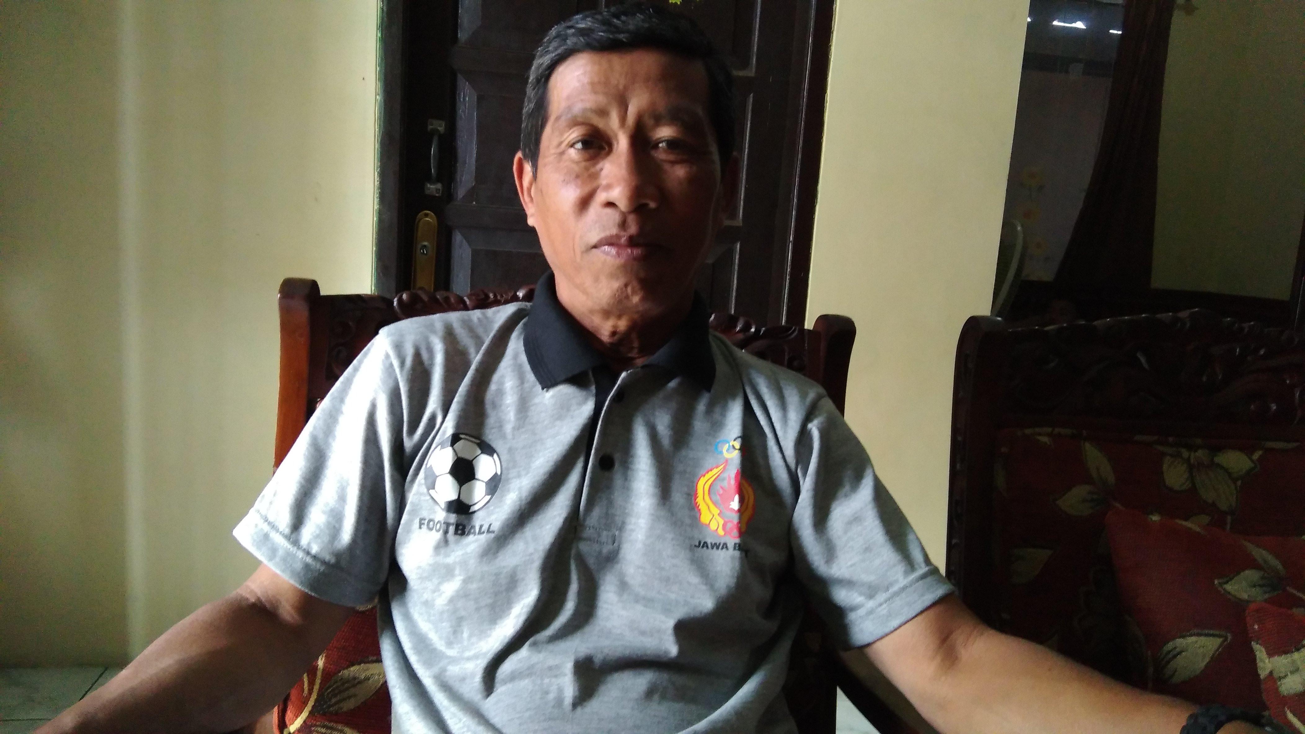 Ayah pemain Timnas Indonesi U-22, Febri Hariyadi, R Bambang Sutrisno. (Bola.com/Muhammad Ginanjar)