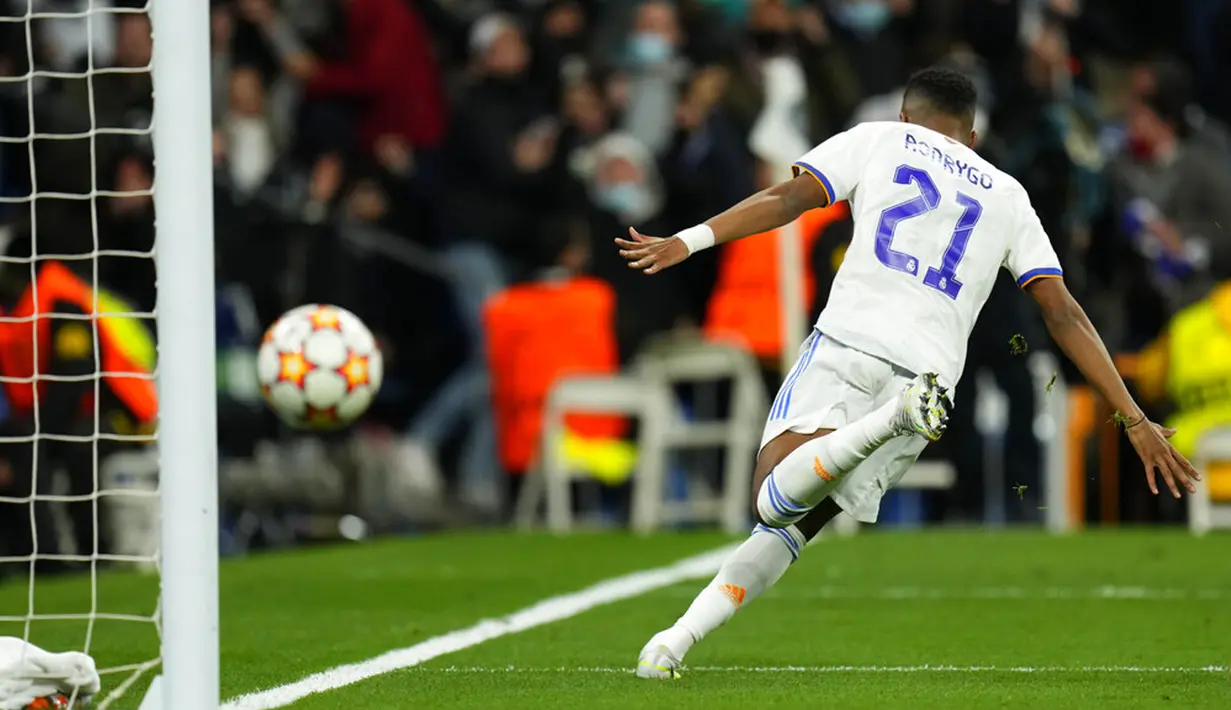 Pemain Real Madrid Rodrygo melakukan selebrasi usai mencetak gol ke gawang Chelsea pada pertandingan leg kedua perempat final Liga Champions di Stadion Santiago Bernabeu, Madrid, Spanyol, 12 April 2022. Real Madrid kalah 2-3. (AP Photo/Manu Fernandez)